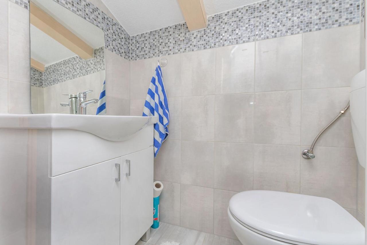 Apartments Ana Omis Exterior photo