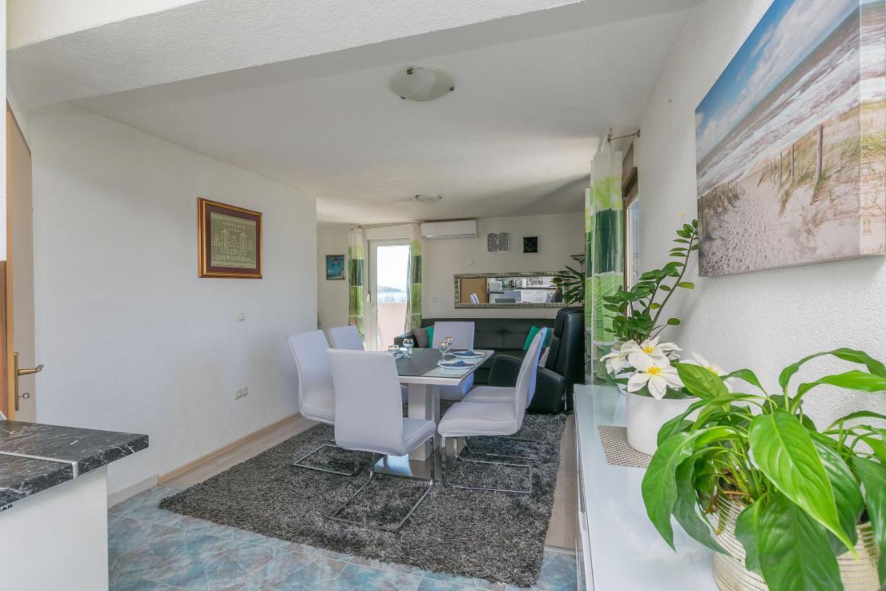 Apartments Ana Omis Exterior photo