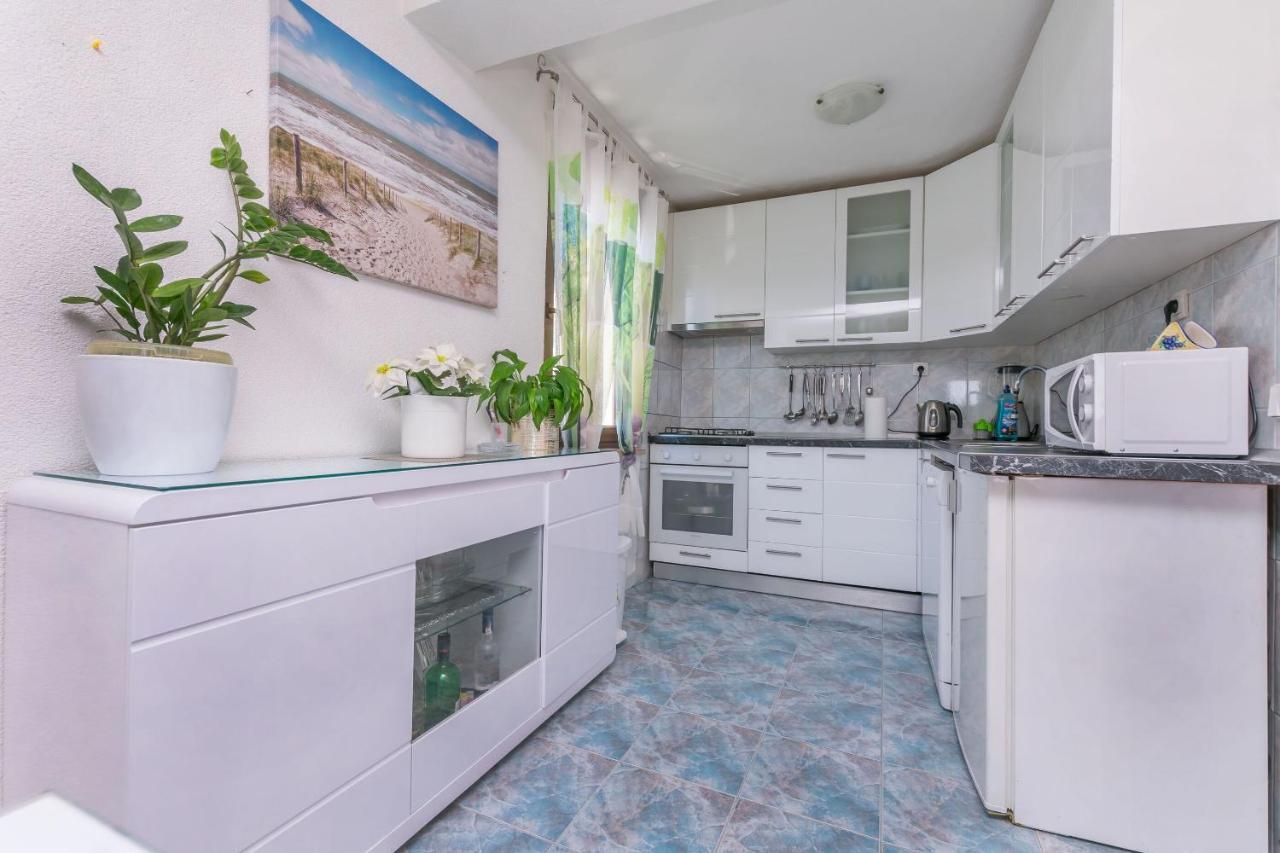 Apartments Ana Omis Exterior photo