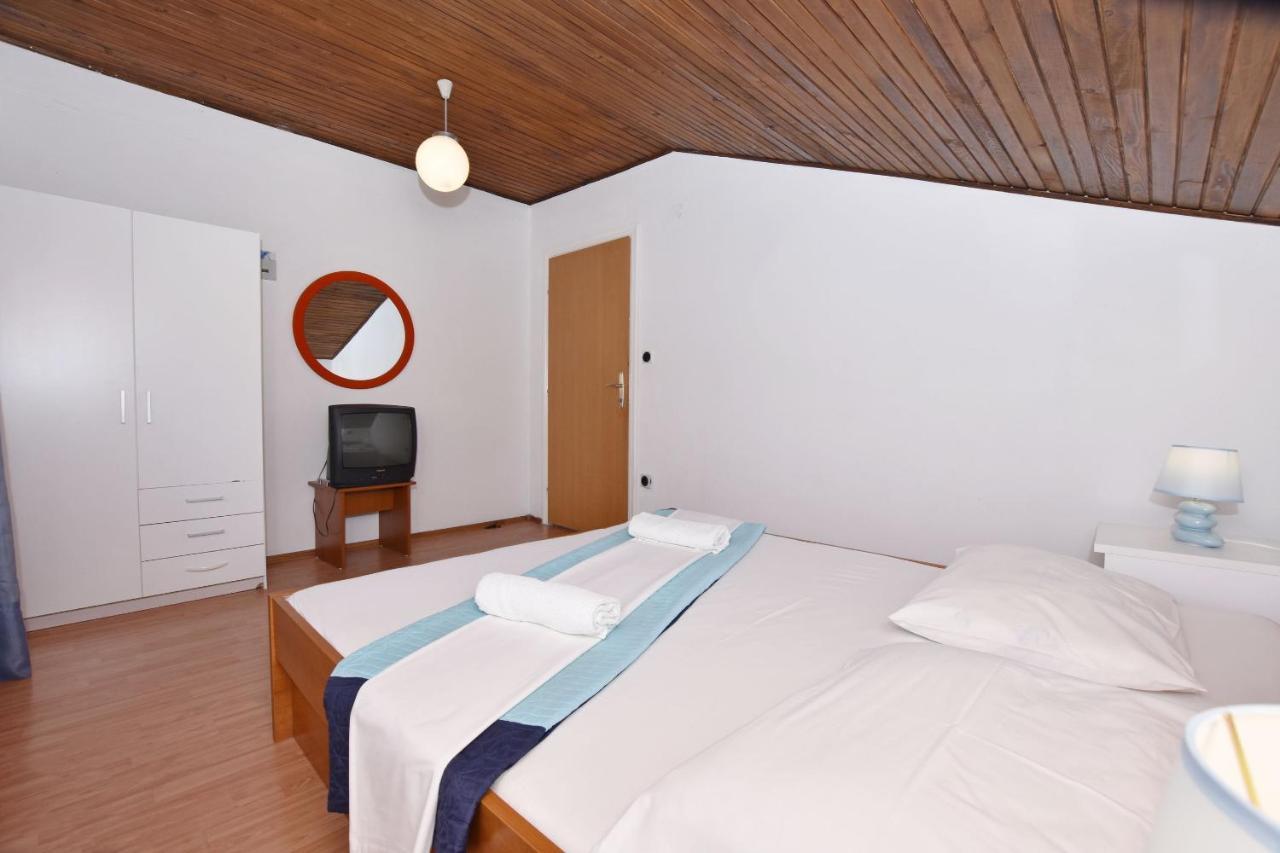 Apartments Ana Omis Exterior photo